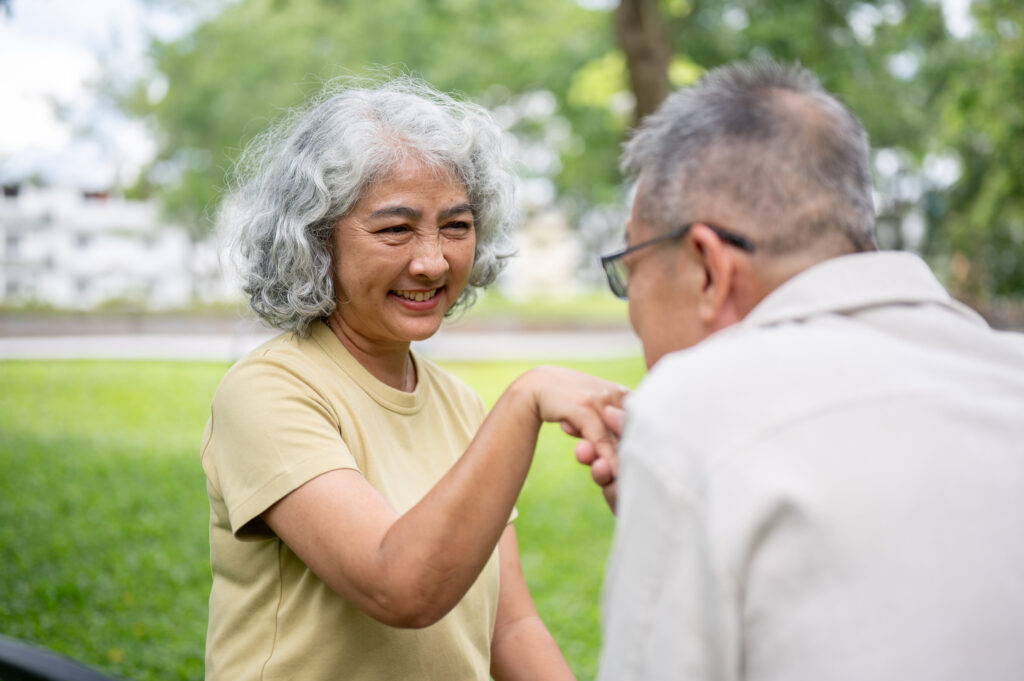 六十歲後的戀愛像老火雞湯，入喉溫潤、後勁十足，還帶著一點醇厚的智慧。圖/123RF圖庫